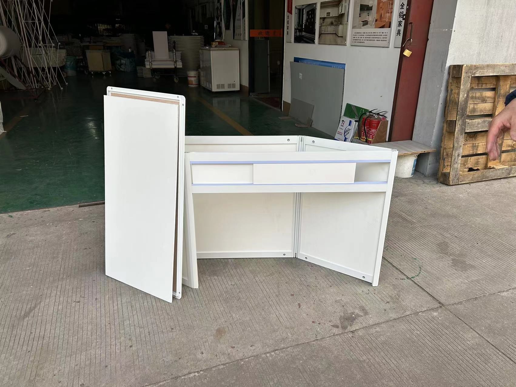 FOLDED CONSULTATION DESK