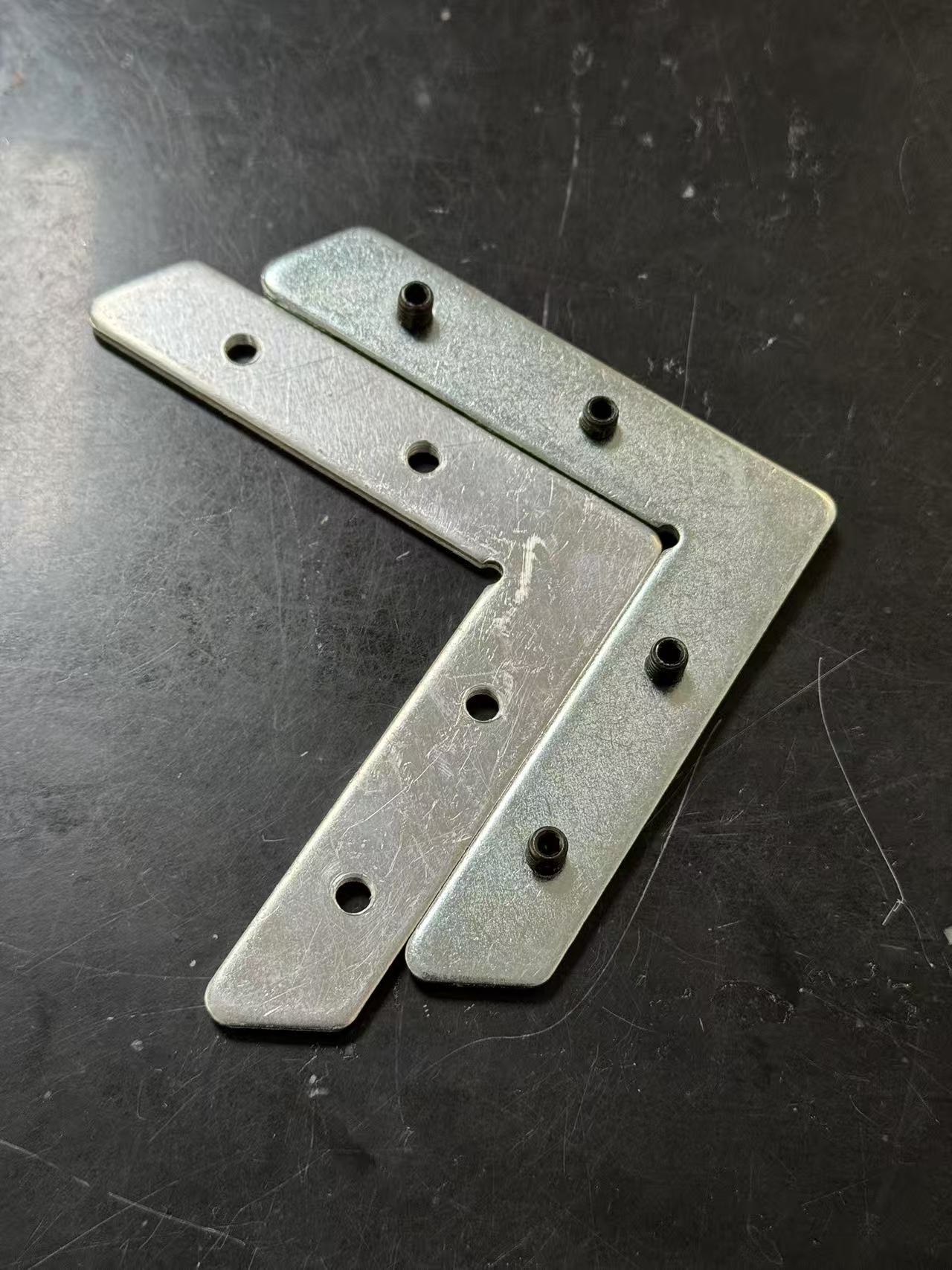 Corners for some single side fabric profiles